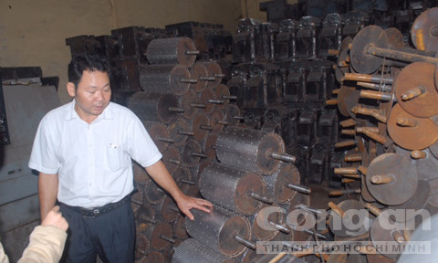 Nông dân chân đất sáng chế máy tách vỏ cà phê ảnh 2