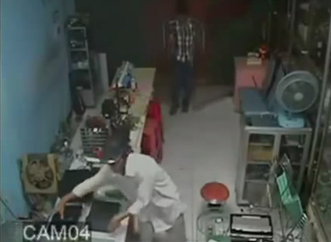 Hai tên trộm tham lam lăn xả vào vơ vét laptop. Hai tên trộm tham lam lăn xả vào vơ vét laptop