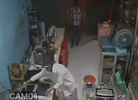 Hai tên trộm tham lam lăn xả vào vơ vét laptop