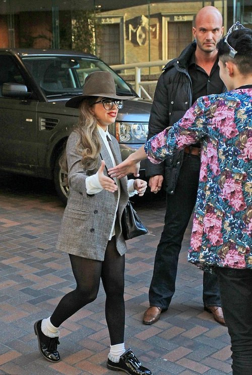 Lady Gaga khi không có những đôi giày khổng lồ. Nữ ca sĩ cao 1,54 m