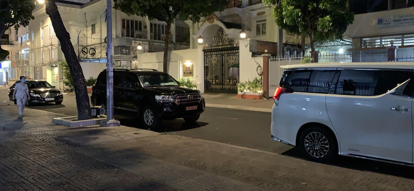 Phía trước nhà bà Nguyễn Phương Hằng tại TPHCM chiều nay. Phía trước nhà bà Nguyễn Phương Hằng tại TPHCM chiều nay.