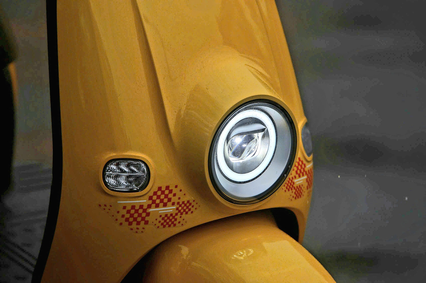 VinFast Motio được trang bị cụm đèn chiếu sáng trước/sau dạng tròn cổ điển. Đèn chiếu sáng phía trước là loại LED Projector.