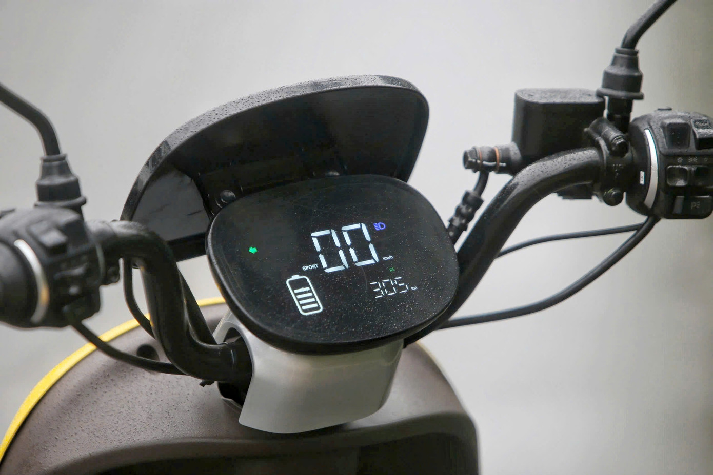 Về thông số kỹ thuật, Motio sử dụng động cơ công suất tối đa 1.500W, tốc độ giới hạn ở mức 49 km/h, phù hợp với tiêu chuẩn sử dụng cho học sinh và không yêu cầu bằng lái.