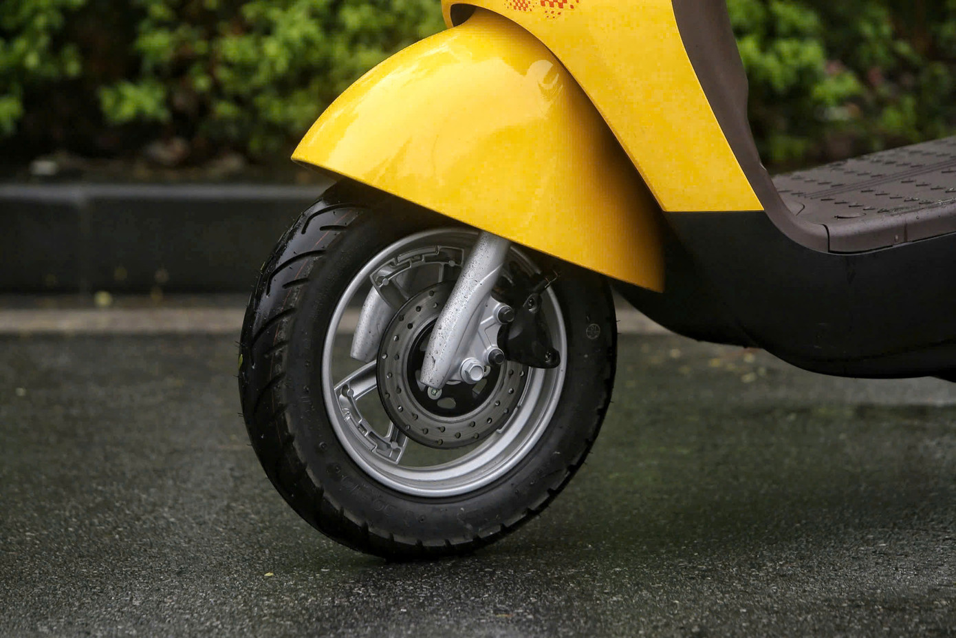 Xe được trang bị hệ thống giảm xóc ống lồng giảm chấn thuỷ lực phía trước, giảm xóc đôi phía sau, phanh đĩa trước.