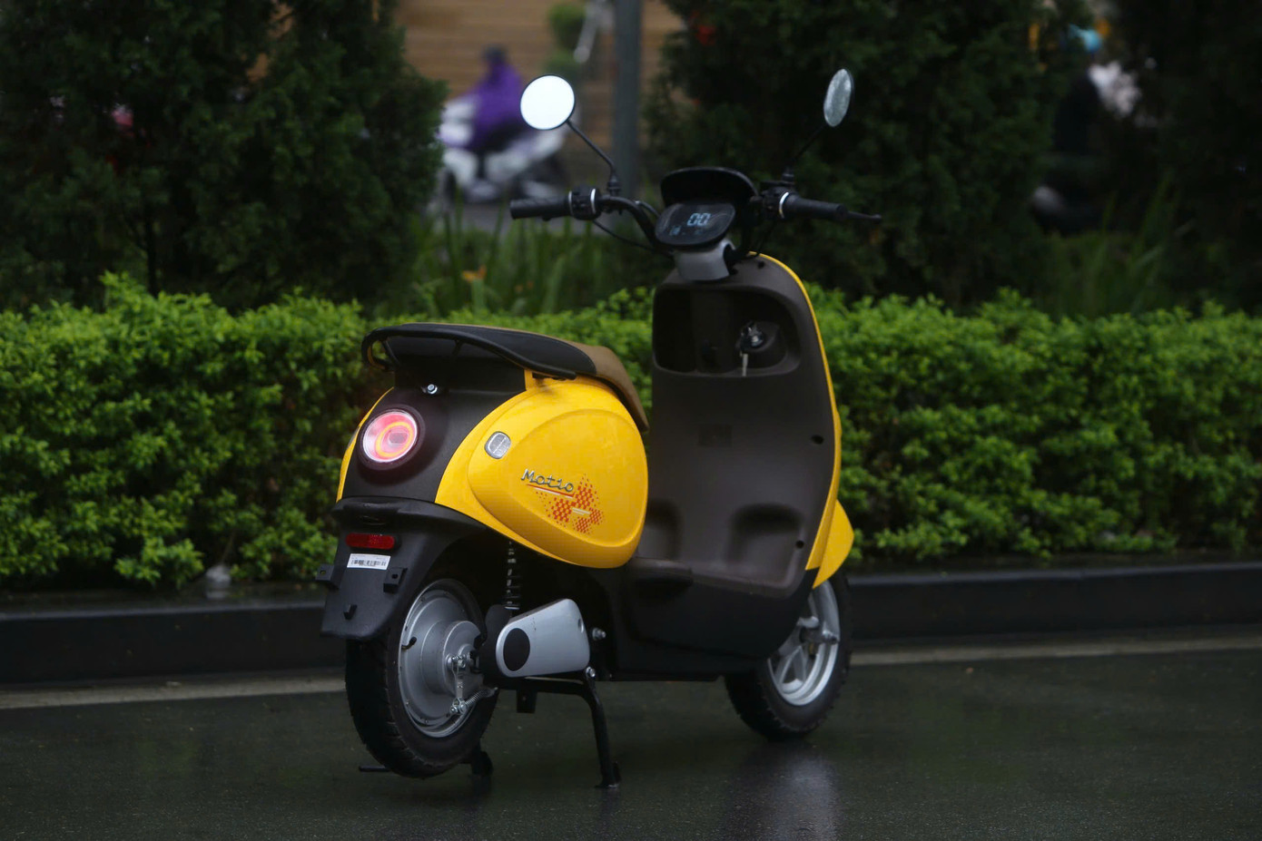 Theo công bố từ hãng xe Việt Nam, Motio có kích thước dài x rộng x cao lần lượt là 1.742 x 715 x 1.085 mm. Chiều cao yên của dòng xe máy điện này ở mức 755 mm và trọng lượng là 95,6 kg.