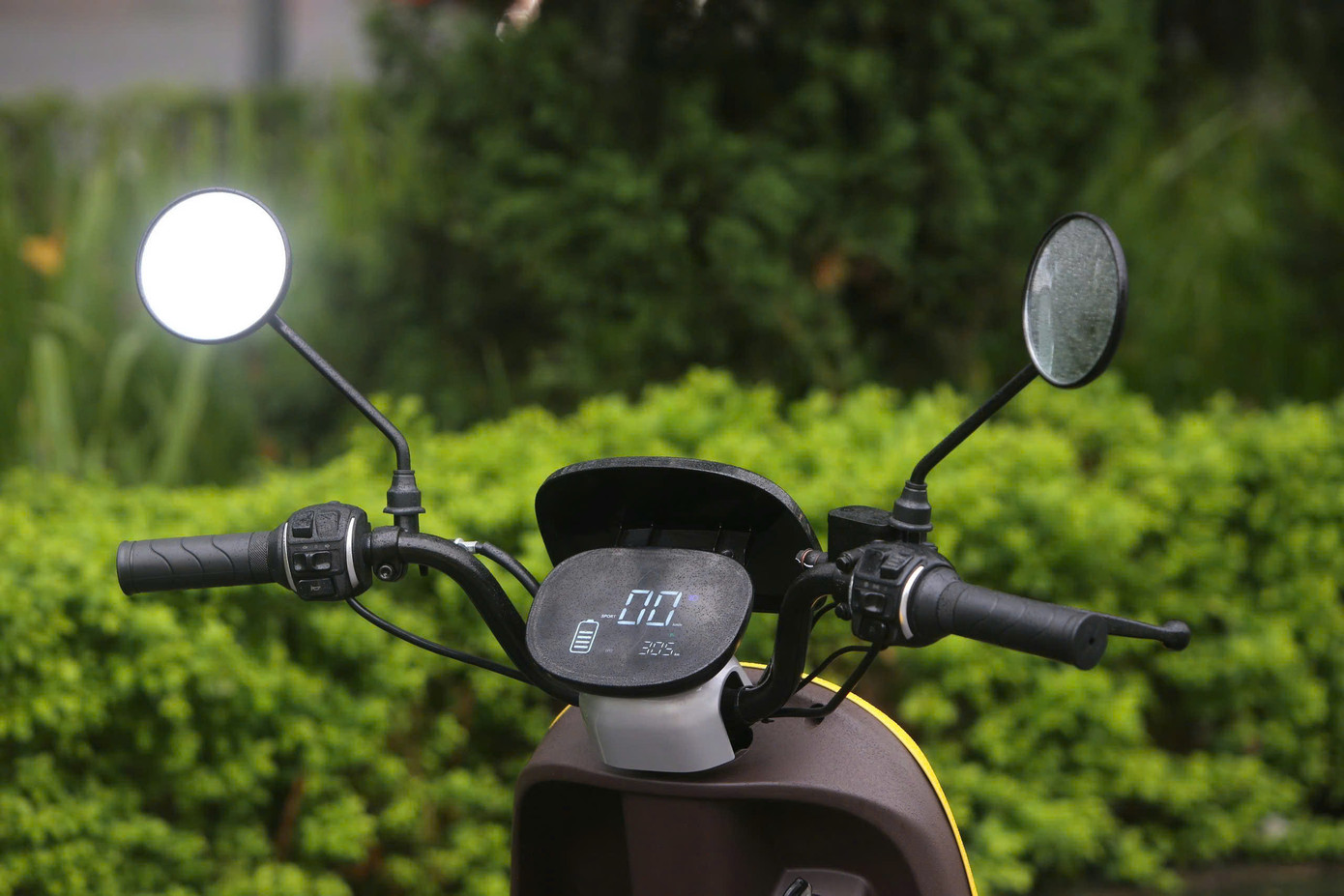 Phần tay lái được thiết kế cơ bản, tích hợp các nút chức năng. Ở chính giữa là màn hình đơn sắc hiển thị một số thông tin như tốc độ, lượng pin…