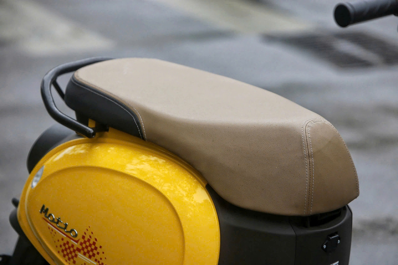 Phần yên xe được thiết kế to bản.