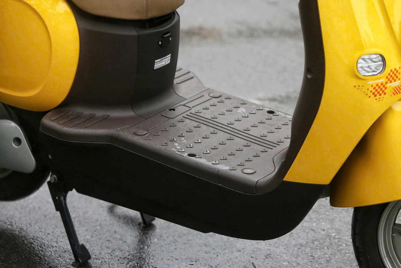 Động cơ được cấp điện bởi bộ ắc-quy chì axit kín khí, có thể sạc từ 0-80% trong 8 giờ và sạc đầy trong 10 giờ. Với một lần sạc đầy, di chuyển ở điều kiện tiêu chuẩn 30 km/h, Motio có thể vận hành liên tục đến 82 km, thích hợp cho việc di chuyển hàng ngày. Xe được trang bị 2 chế độ lái.