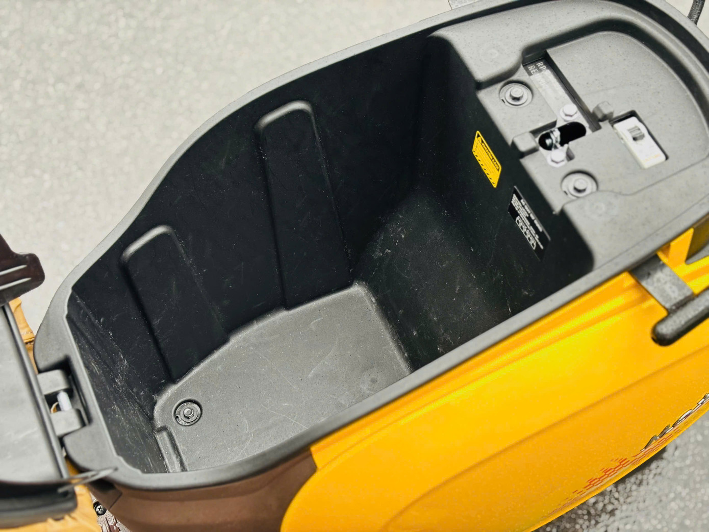 Dung tích cốp chứa đồ dưới yên là 22 lít.