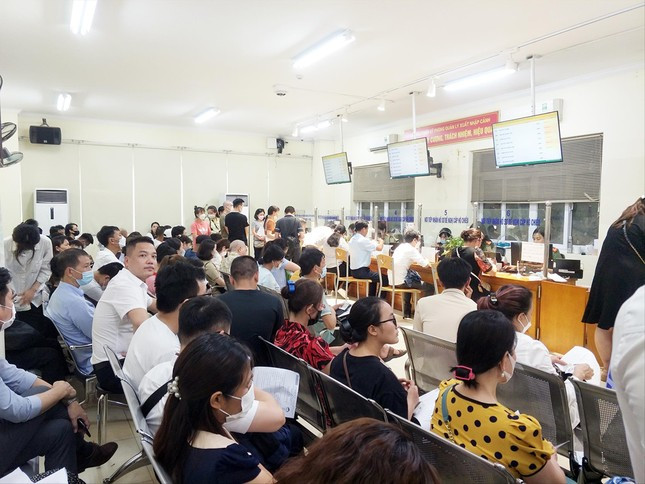 Người dân làm hộ chiếu tại Hà Nội. Người dân làm hộ chiếu tại Hà Nội.