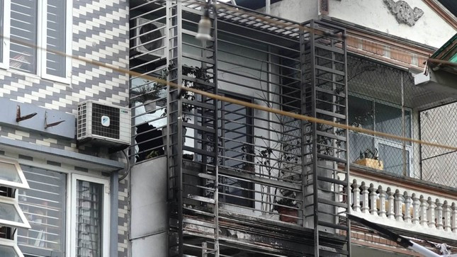 Bên ngoài ngôi nhà làm kiên cố bằng rào sắt.