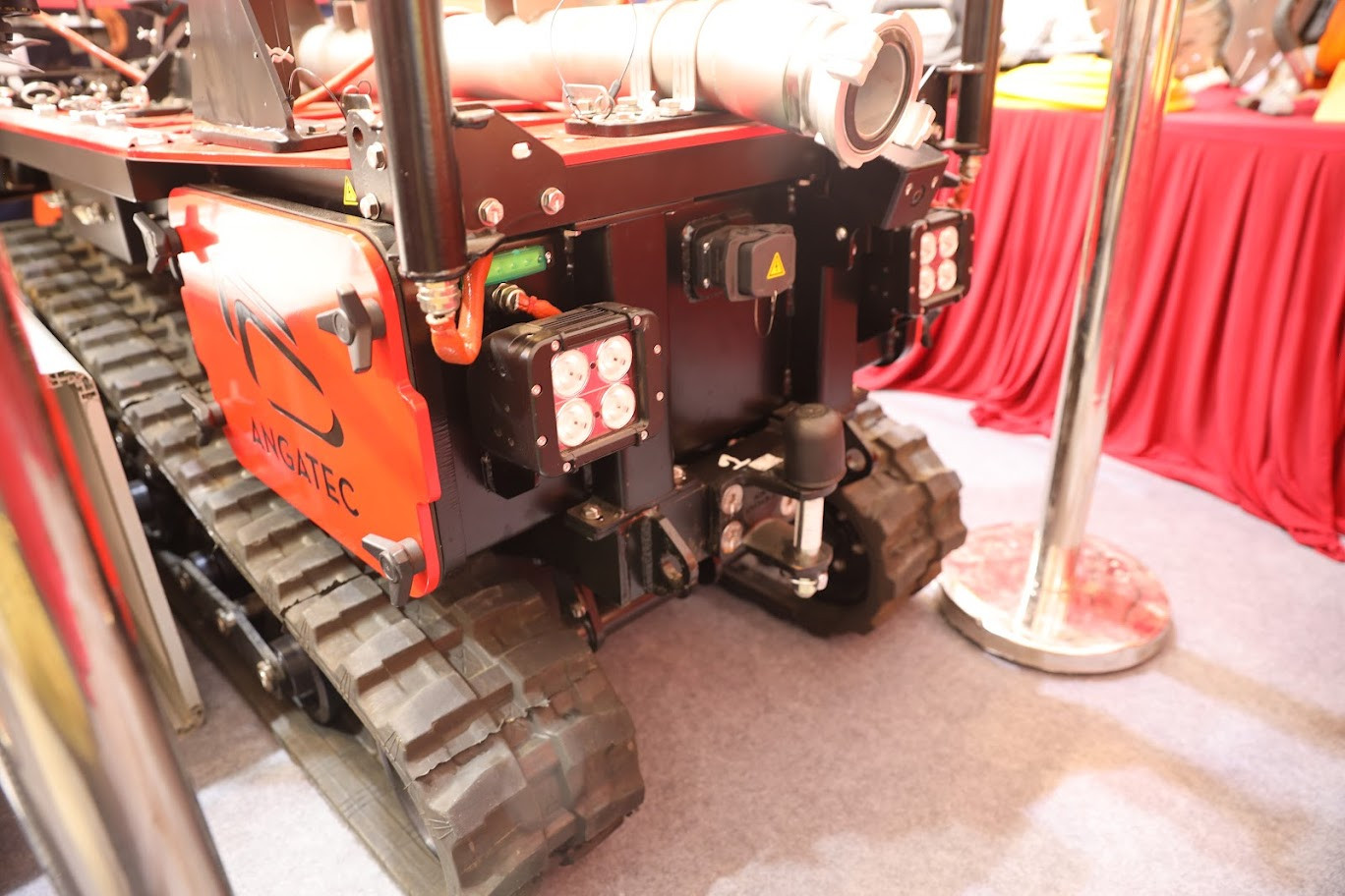 Robot được trang bị đèn, họng nước...