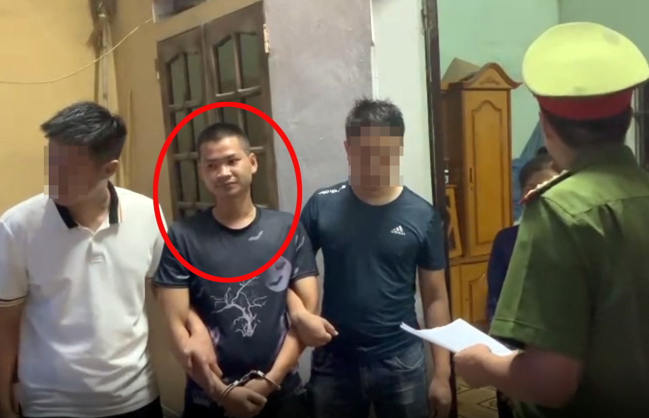 Đối tượng Công (khoanh đỏ) bị bắt giữ.