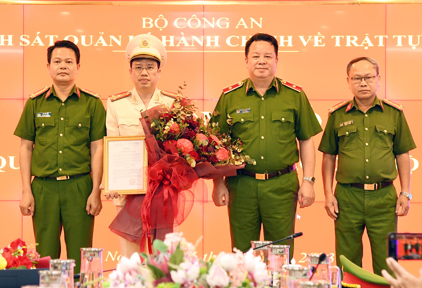 Lãnh đạo Cục Cảnh sát quản lý hành chính về Trật tự xã hội chúc mừng thượng tá Vĩnh. Lãnh đạo Cục Cảnh sát quản lý hành chính về Trật tự xã hội chúc mừng thượng tá Vĩnh.