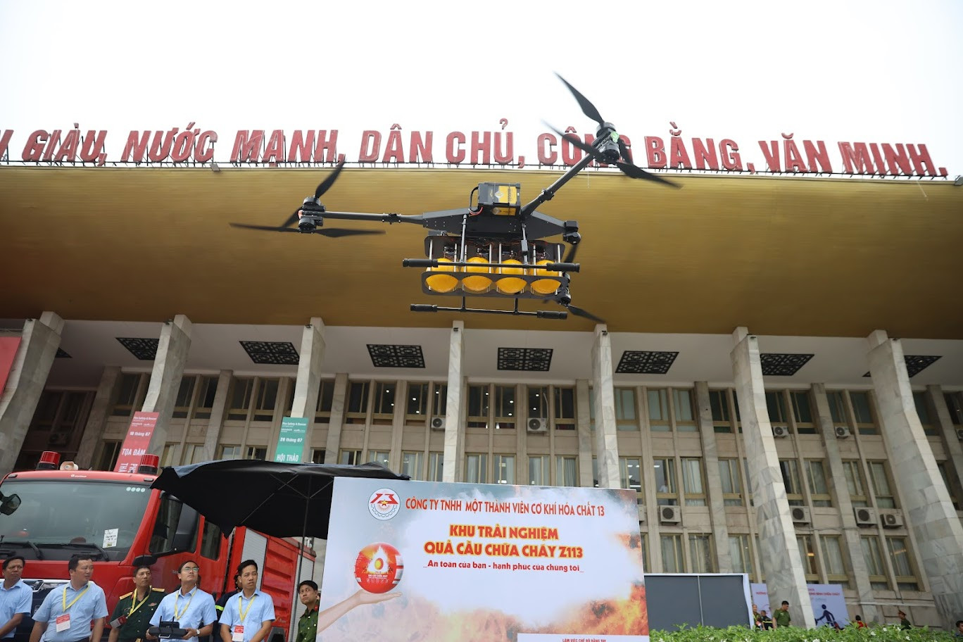 Tầm hoạt động của máy bay không người lái có thể lên tới 10km.