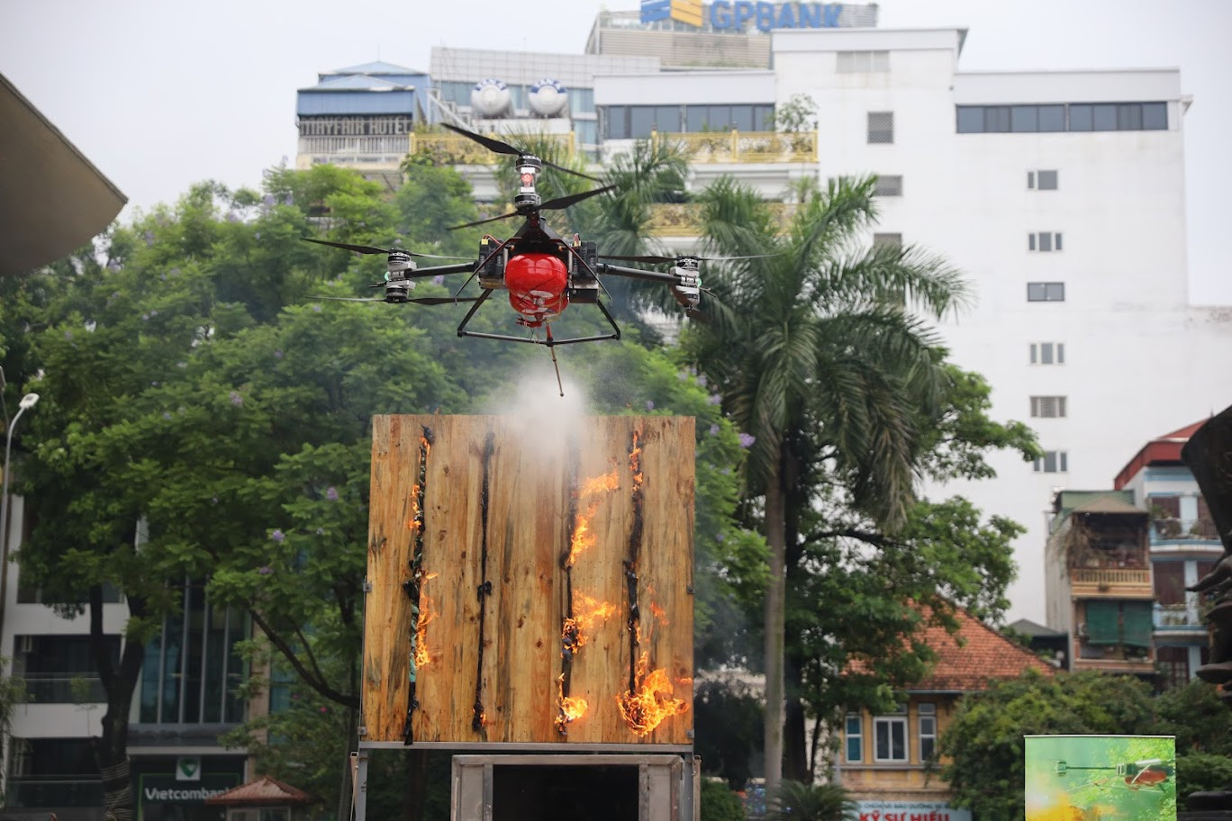 Máy bay không người lái trình diễn khả năng chữa cháy.