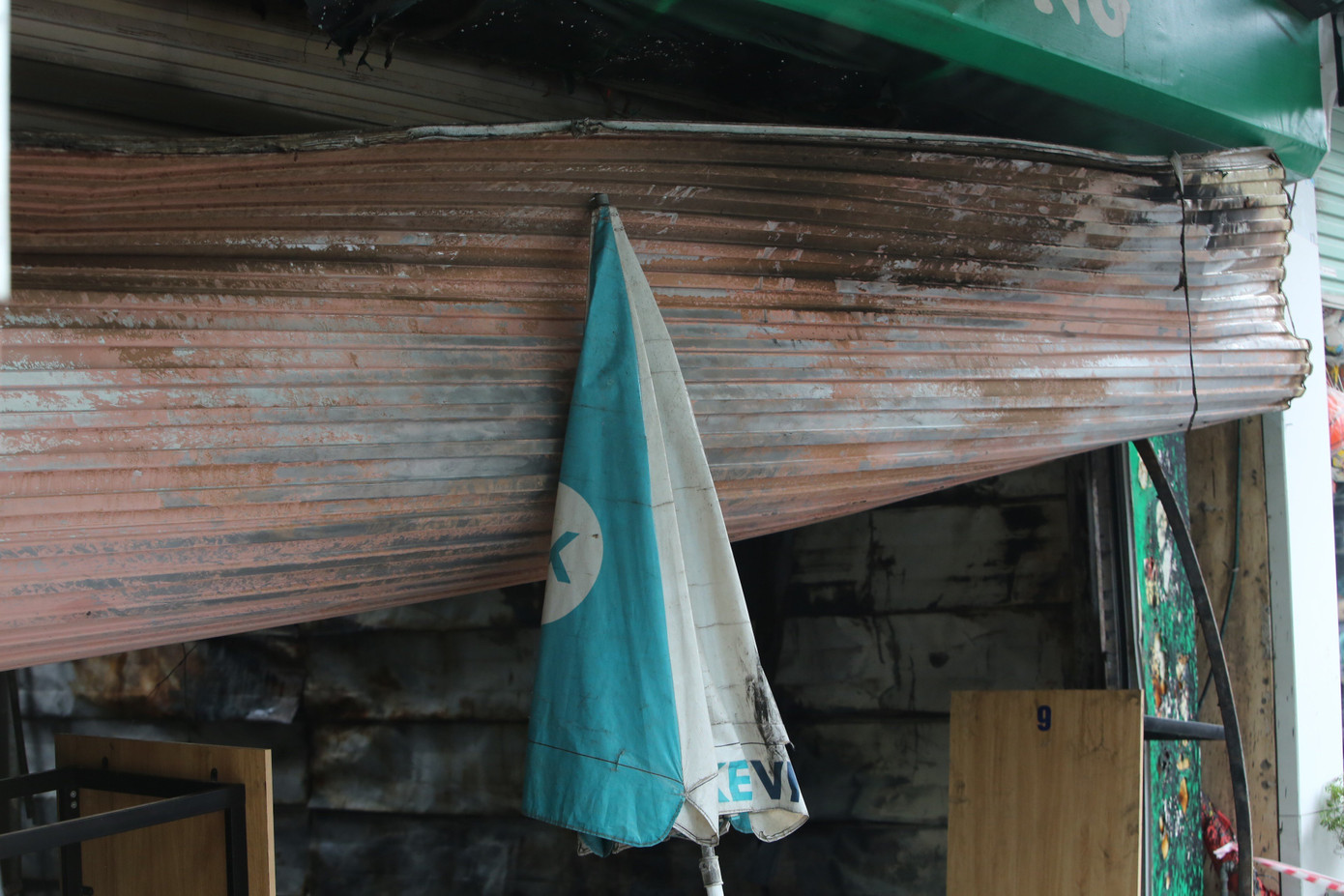 Đến khoảng 3h cùng ngày, đám cháy cơ bản được dập tắt. Lực lượng chữa cháy đã khống chế và bảo vệ không để cháy lan, cháy lớn ra các nhà dân xung quanh liền kề.