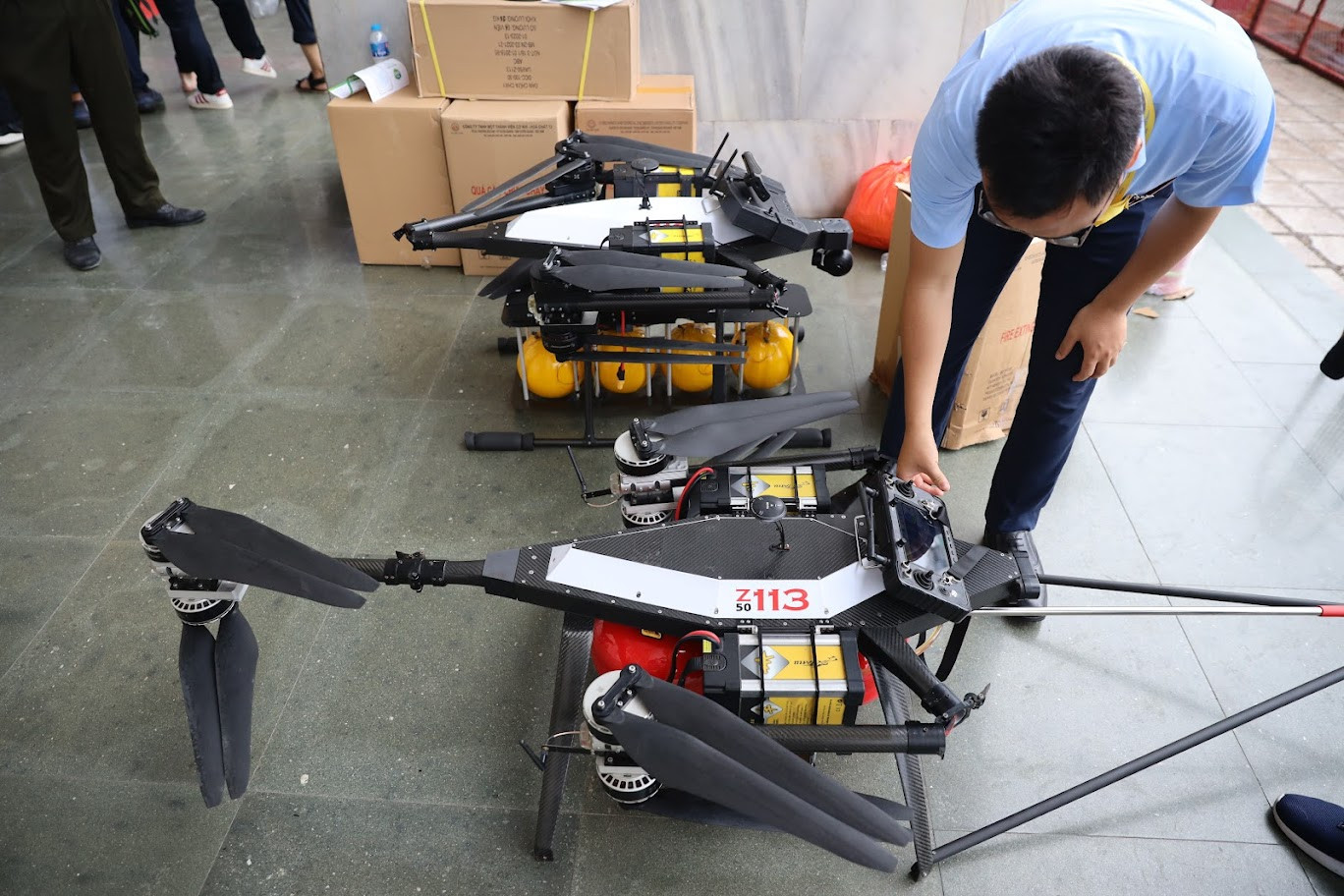 Máy bay không người lái mang theo bình chữa cháy để dập lửa tại các vị trí cao, khó tiếp cận.