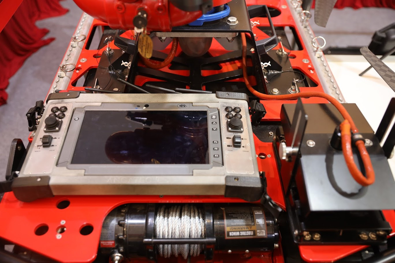 Robot chữa cháy và tìm kiếm cứu nạn điều khiển từ xa có thể vào các hiện trường vụ cháy, sập đổ công trình thay thế con người.