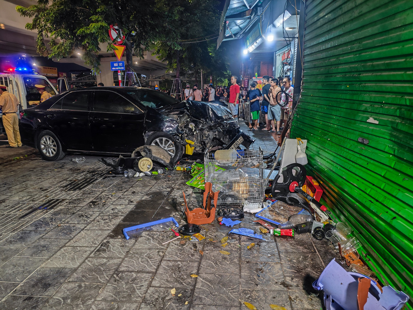 Phần đầu xe hư hỏng nặng.