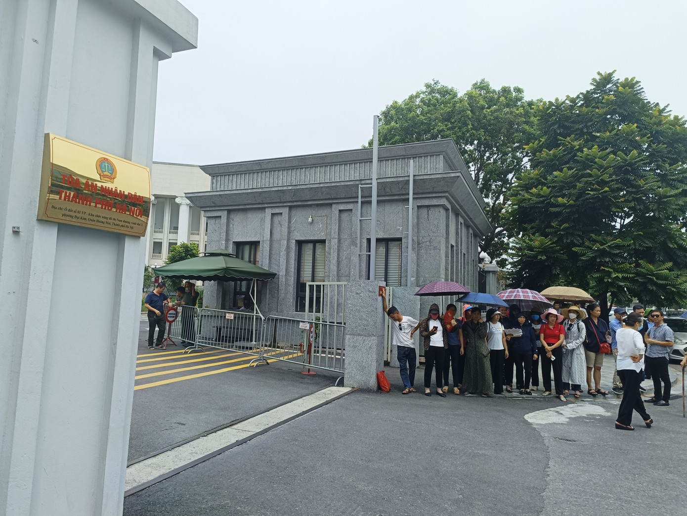 Nhiều người dân đứng phía ngoài cổng TAND TP Hà Nội lúc 13h. Nhiều người dân đứng phía ngoài cổng TAND TP Hà Nội lúc 13h.