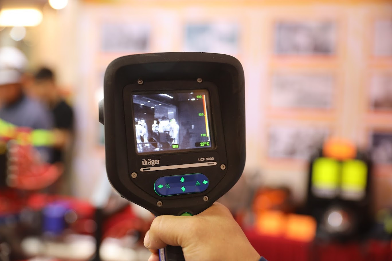 Camera nhiệt dò tìm người bị nạn và hoạt động được trong khoảng thời gian 4 tiếng.