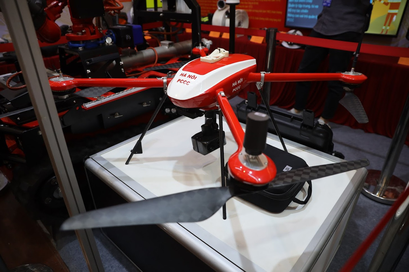 Máy bay không người lái phục vụ trong công tác phòng cháy chữa cháy và cứu nạn cứu hộ là một trong những sản phẩm được giới thiệu tại triển lãm.