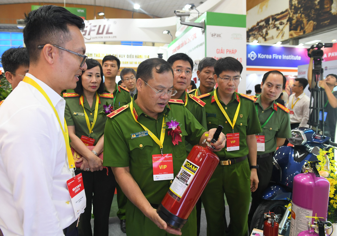 Thiếu tướng Nguyễn Văn Long, Thứ trưởng Bộ Công an cùng Ban Tổ chức và khách mời tham quan triển lãm. Thiếu tướng Nguyễn Văn Long, Thứ trưởng Bộ Công an cùng Ban Tổ chức và khách mời tham quan triển lãm.