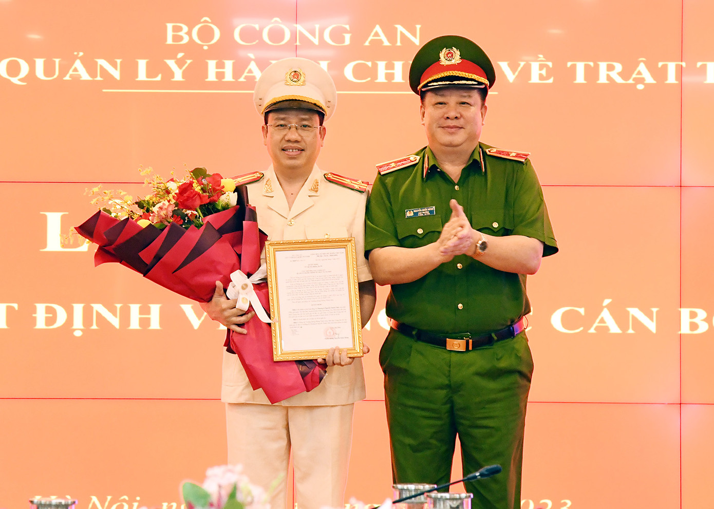 Thượng tá Nguyễn Thành Vĩnh nhận quyết định bổ nhiệm giữ chức vụ Giám đốc Trung tâm dữ liệu quốc gia về dân cư. Thượng tá Nguyễn Thành Vĩnh nhận quyết định bổ nhiệm giữ chức vụ Giám đốc Trung tâm dữ liệu quốc gia về dân cư.