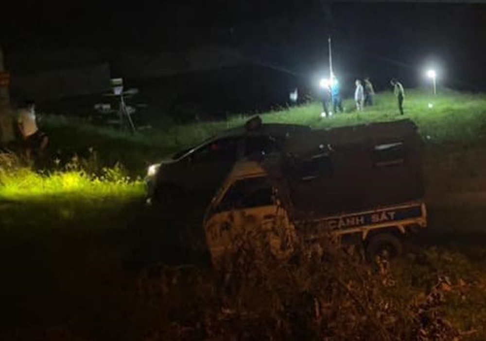 Cơ quan chức năng có mặt tại hiện trường vụ việc. Ảnh: FB Cơ quan chức năng có mặt tại hiện trường vụ việc. Ảnh: FB