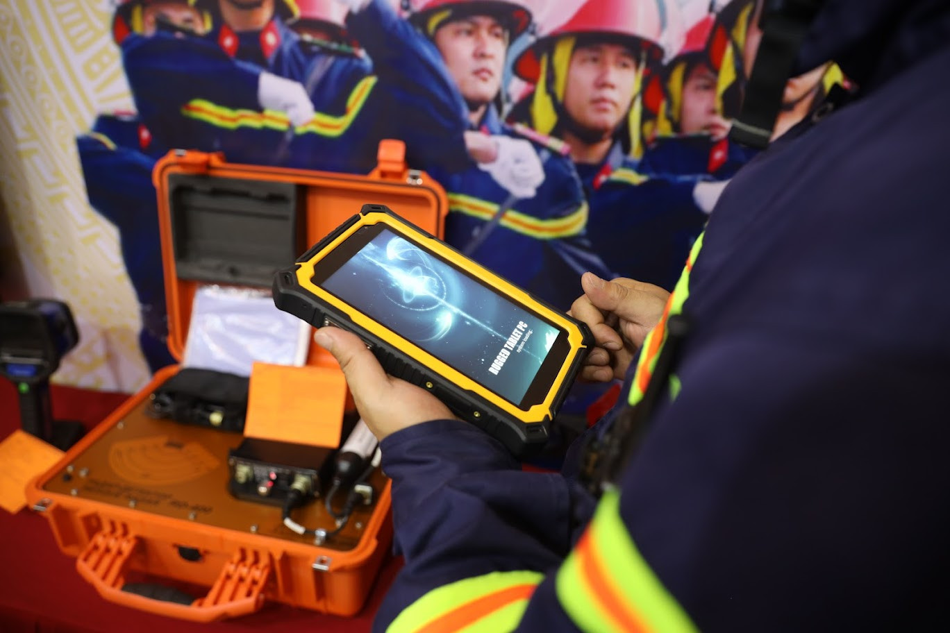 Thiết bị cảm biến sử dụng sóng radio tìm kiếm người còn sống bị vùi lấp trong đống đổ nát sau động đất, thiên tai... thông qua nhận diện chuyển động hoặc hơi thở. Thiết bị có thể hoạt động trong thời gian từ 4-5 tiếng.