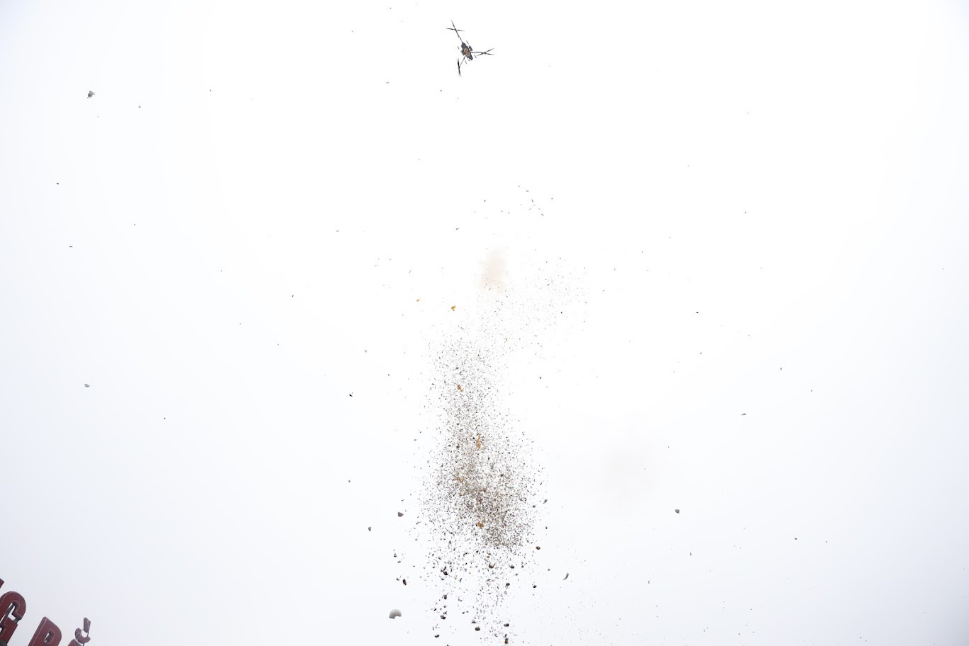 Máy bay không người lái mang theo các quả nổ chữa cháy và thả từ trên cao xuống.