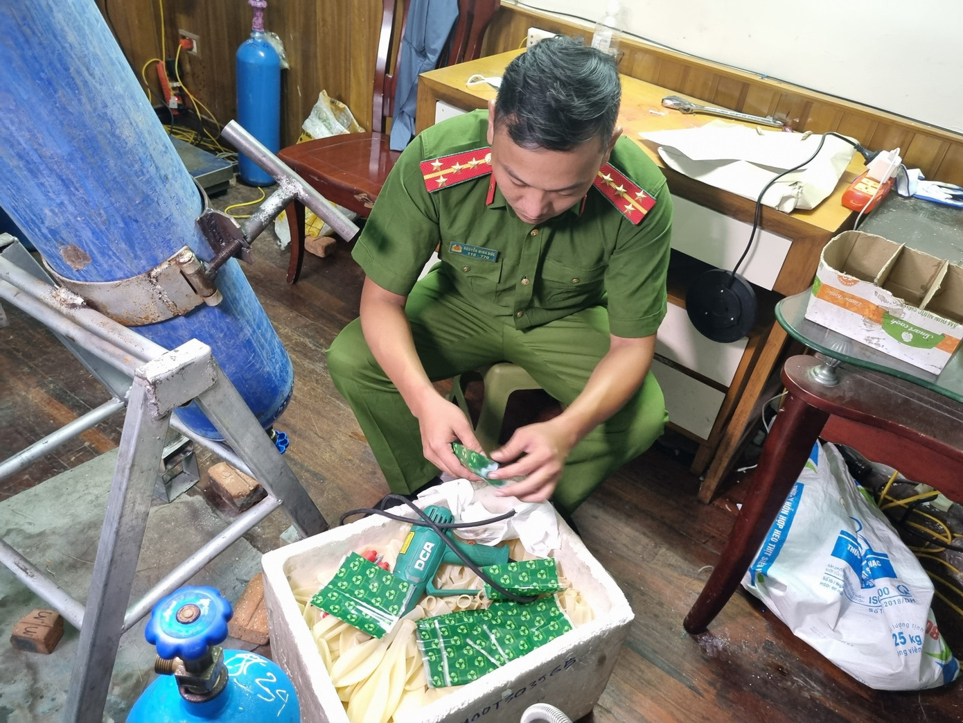 Nhiều bóng cao su phát hiện tại cơ sở. Nhiều bóng cao su phát hiện tại cơ sở.