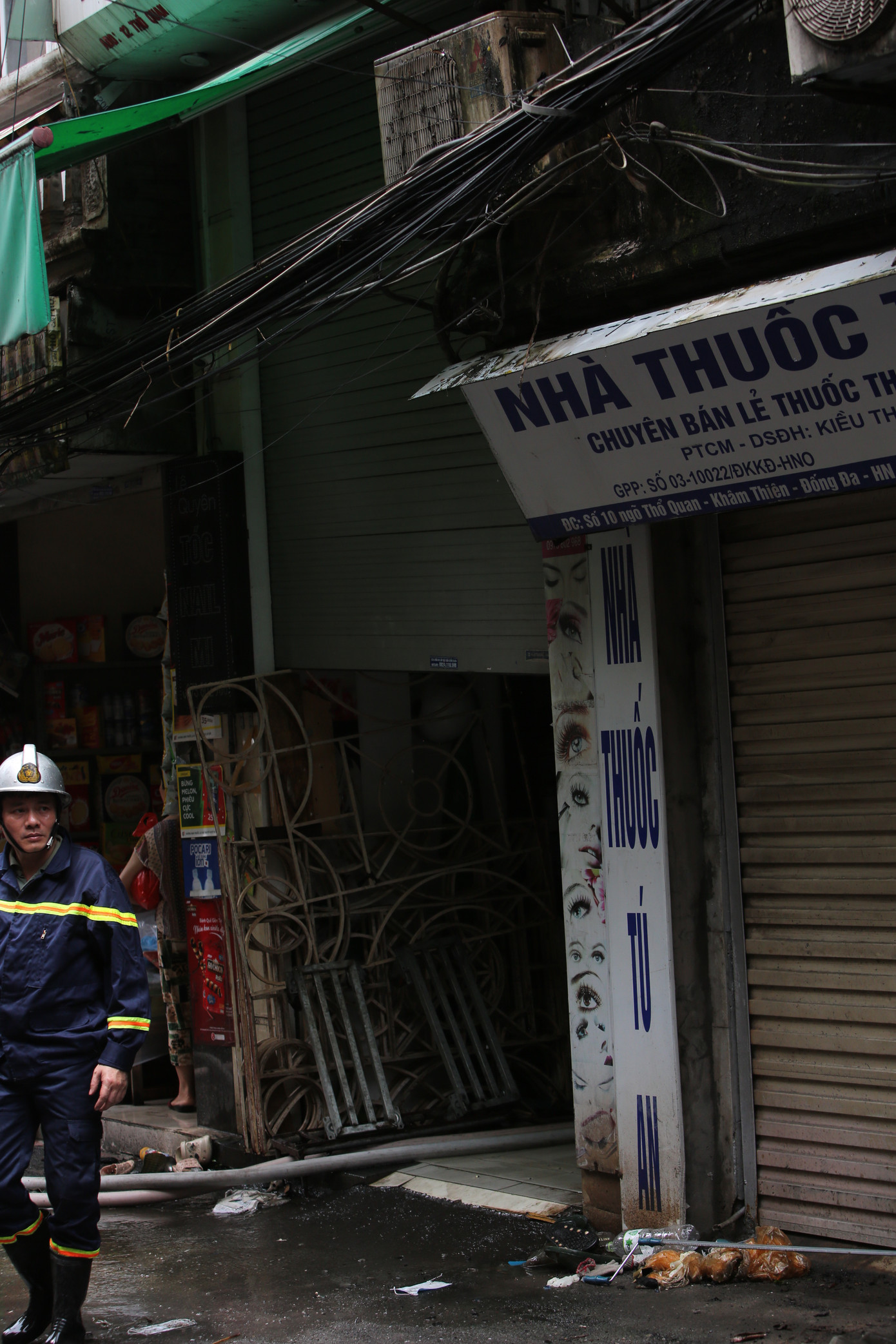 Phía cửa cuốn tầng 1 ngôi nhà.