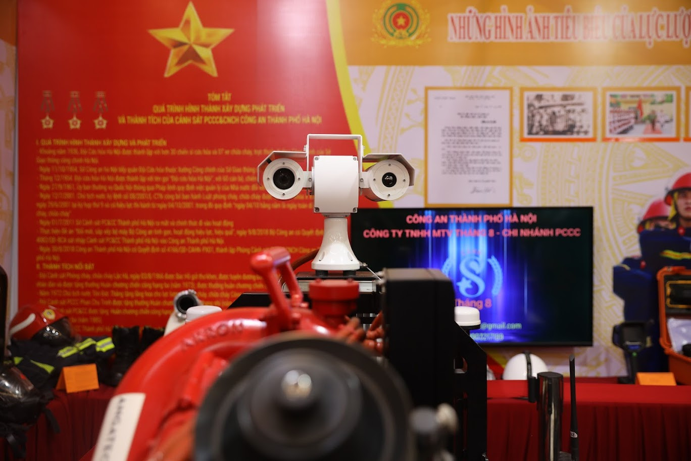 Thông qua camera cảm biến gắn trên robot, người điều khiển có thể quan sát bên trong một cách dễ dàng bằng màn hình cảm ứng điều khiển từ xa.