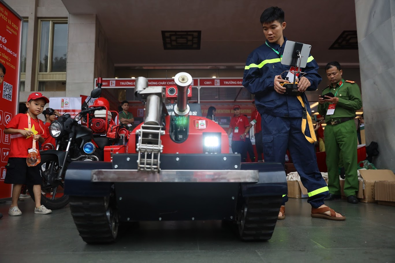 Robot trong công tác chữa cháy được thiết kế điều khiển từ xa và có thể vượt mọi địa hình như leo cầu thang.