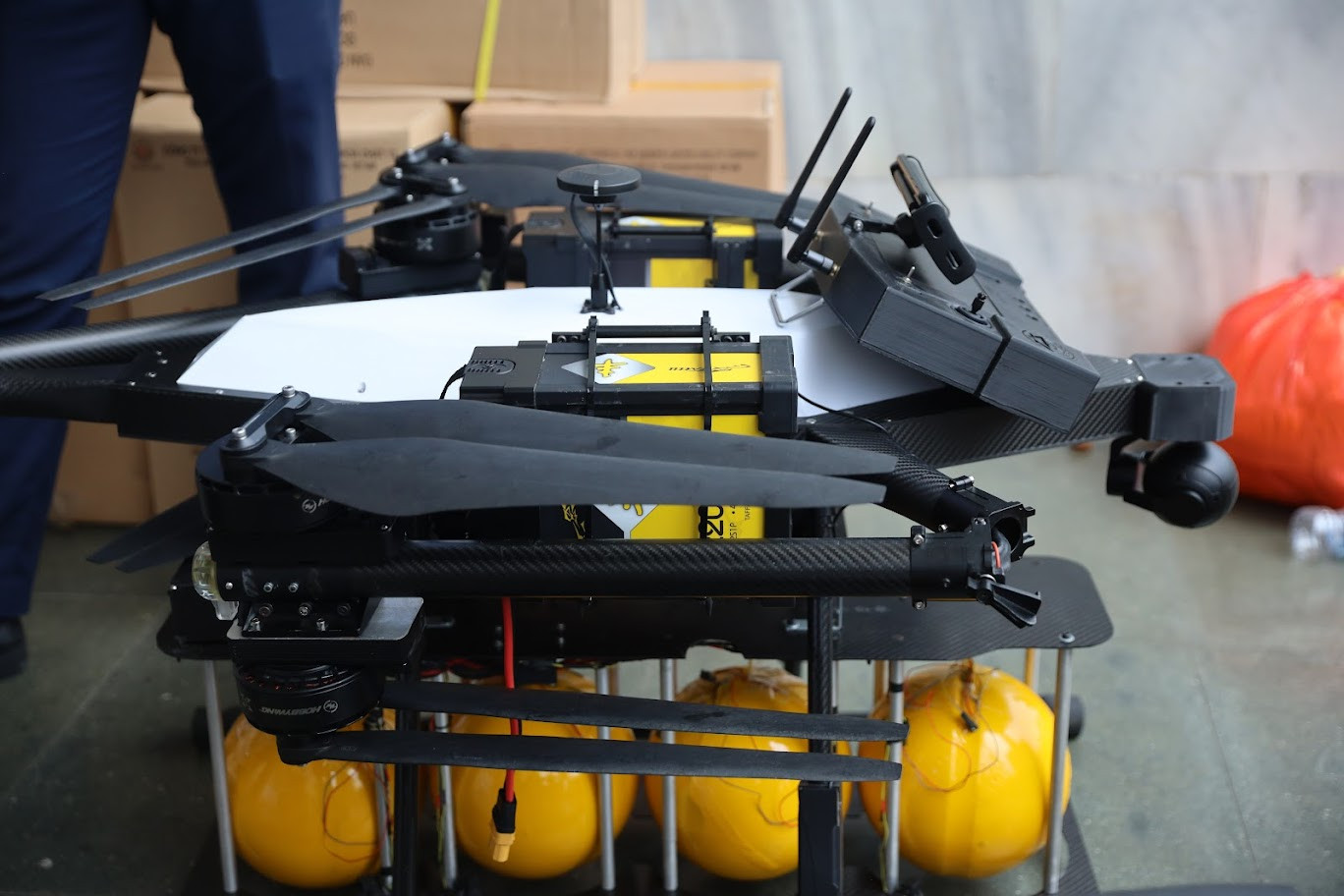 Máy bay chữa cháy có thể mang theo 4 quả nổ để dập tắt đám cháy. Tổng trọng lượng của máy bay và quả chữa cháy lên tới 50kg.