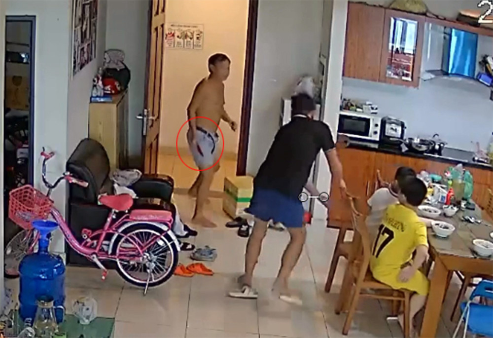 Hình ảnh cắt từ video người đàn ông cầm con dao trên tay tấn công hàng xóm. Hình ảnh cắt từ video người đàn ông cầm con dao trên tay tấn công hàng xóm.