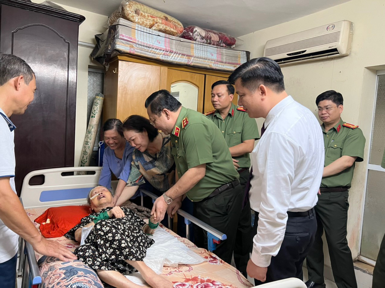 Đoàn công tác thăm hỏi các gia đình nhân ngày 27/7. Đoàn công tác thăm hỏi các gia đình nhân ngày 27/7.