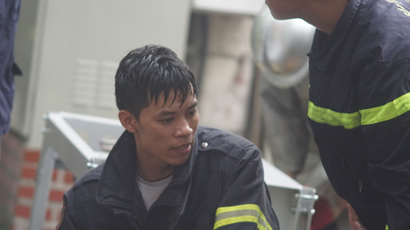 Chiến sĩ cứu hỏa mệt nhoài khi chữa cháy, cứu nạn nhiều giờ. Chiến sĩ cứu hỏa mệt nhoài khi chữa cháy, cứu nạn nhiều giờ.