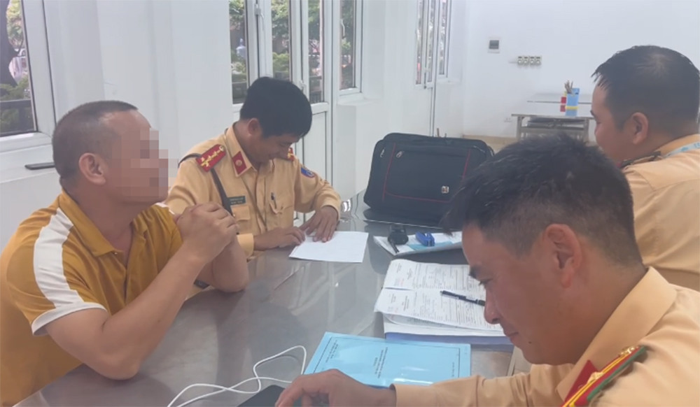 Nam tài xế làm việc với tổ công tác.