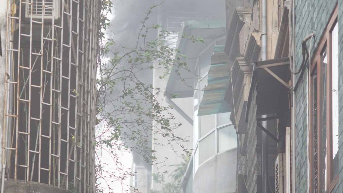 Khói bốc lên nghi ngút từ ngôi nhà. Ảnh: Thanh Hà