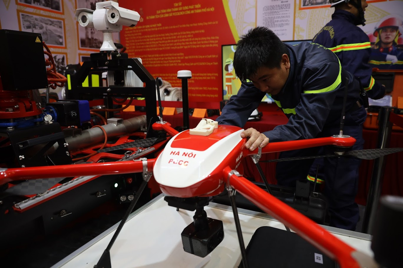 Trên thân máy bay được trang bị một camera hiện đại có thể quan sát từ trên cao. Thông qua màn hình điều khiển, lực lượng PCCC&amp;CNCH có thể xem được một cách rõ nét.