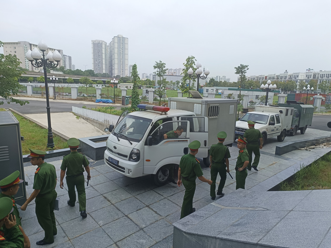 An ninh siết chặt khi các bị cáo được dẫn giải đến. An ninh siết chặt khi các bị cáo được dẫn giải đến.