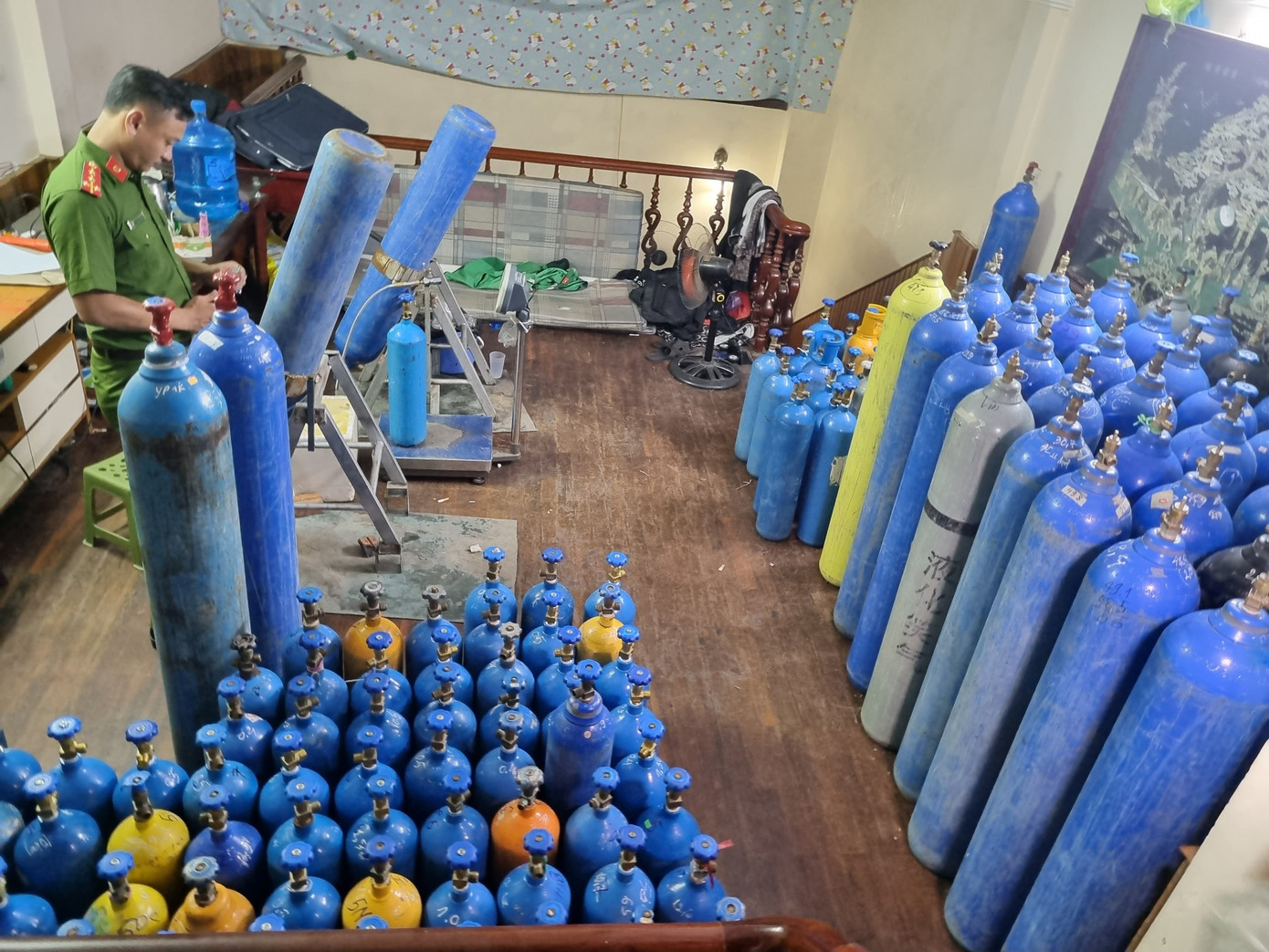 Gần 200 bình "khí cười" bị thu giữ. Gần 200 bình "khí cười" bị thu giữ.