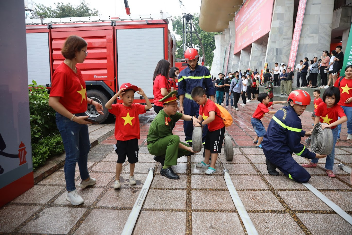Các hoạt động bên lề triển lãm thu hút được đông đảo người dân tham gia như trải nghiệm kỹ năng thoát nạn, kỹ năng sơ cấp cứu ban đầu và thực hành các kỹ năng chữa cháy, cứu nạn, cứu hộ, kỹ năng xử lý sự cố…