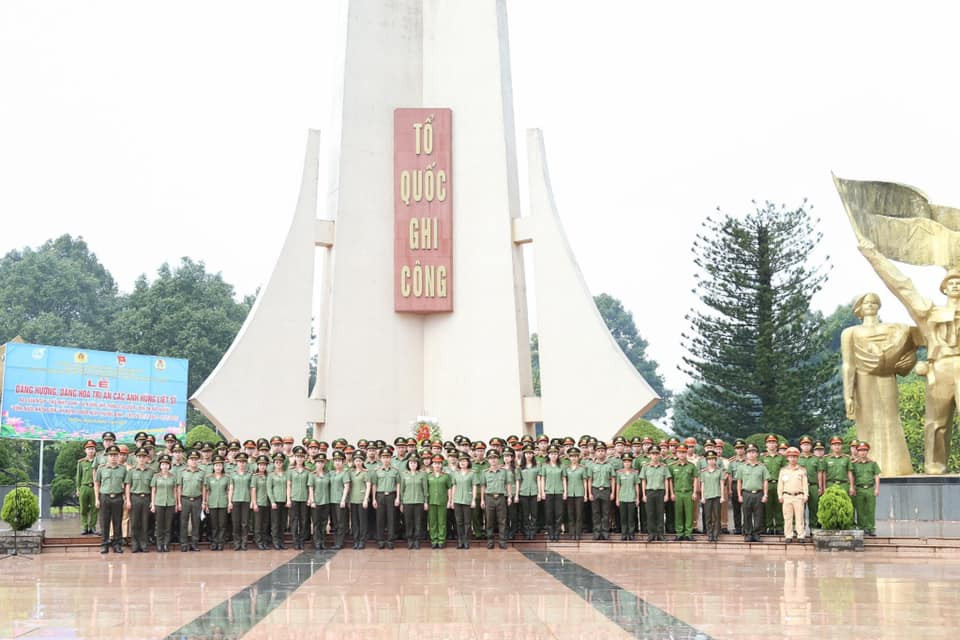 Đoàn công tác dâng hương, hoa tưởng niệm các Anh hùng liệt sĩ tại Nghĩa trang Liệt sĩ tỉnh Đắk Lắk.