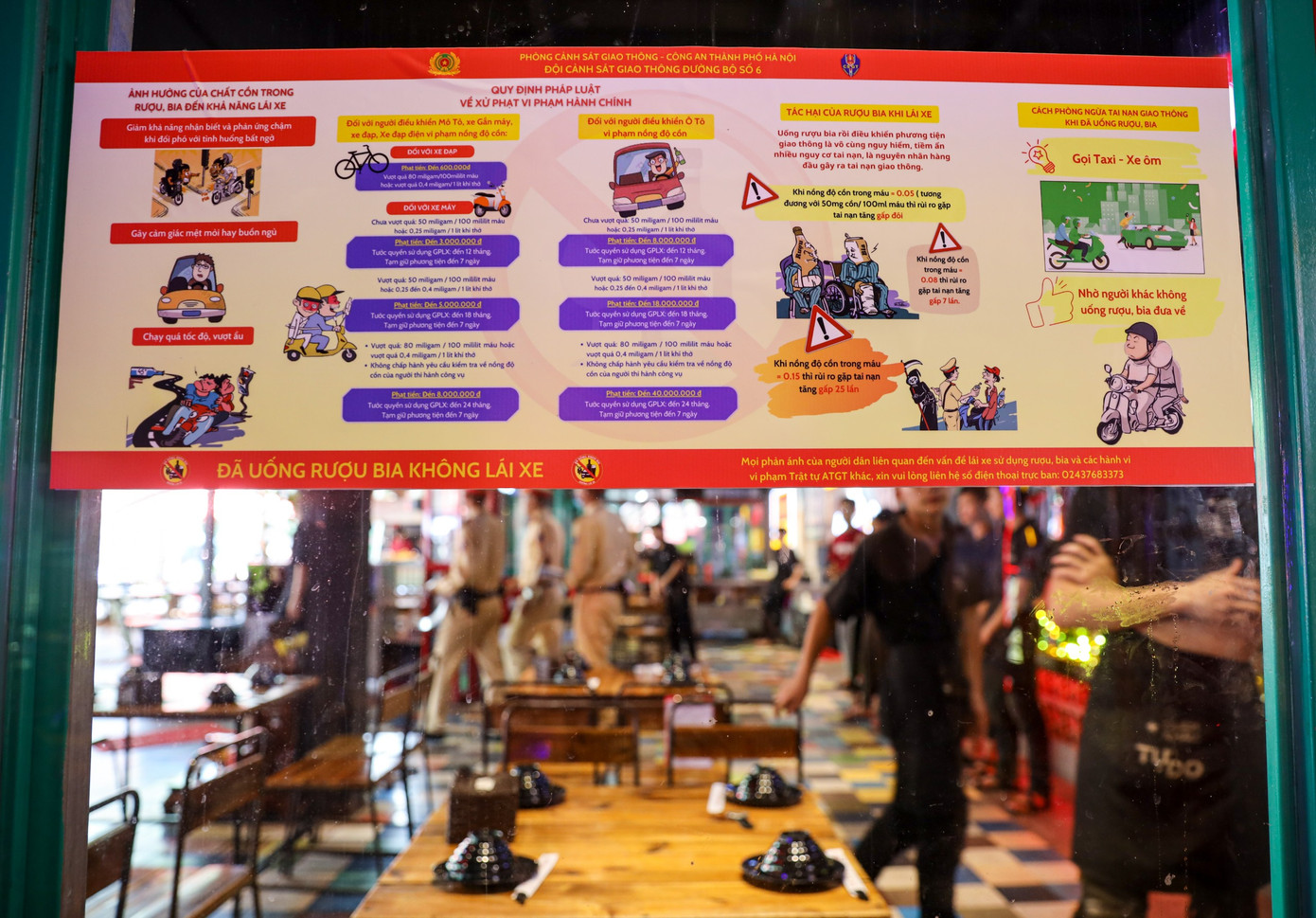 Các tấm áp phích được thiết kế với nội dung chi tiết tác hại của bia, rượu và mức phạt.