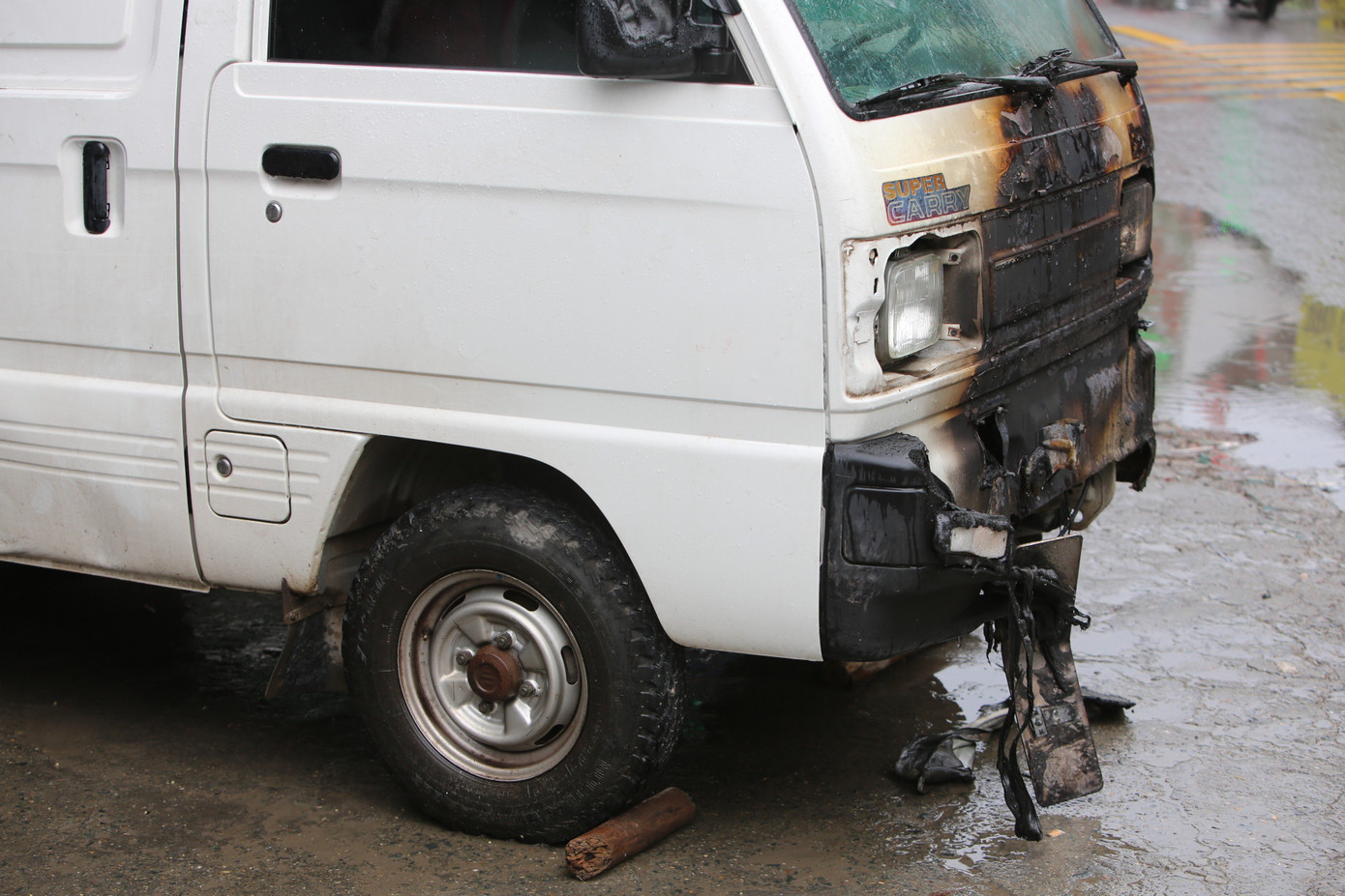 Một xe ô tô bị lửa bén vào phần đầu làm hư hỏng.