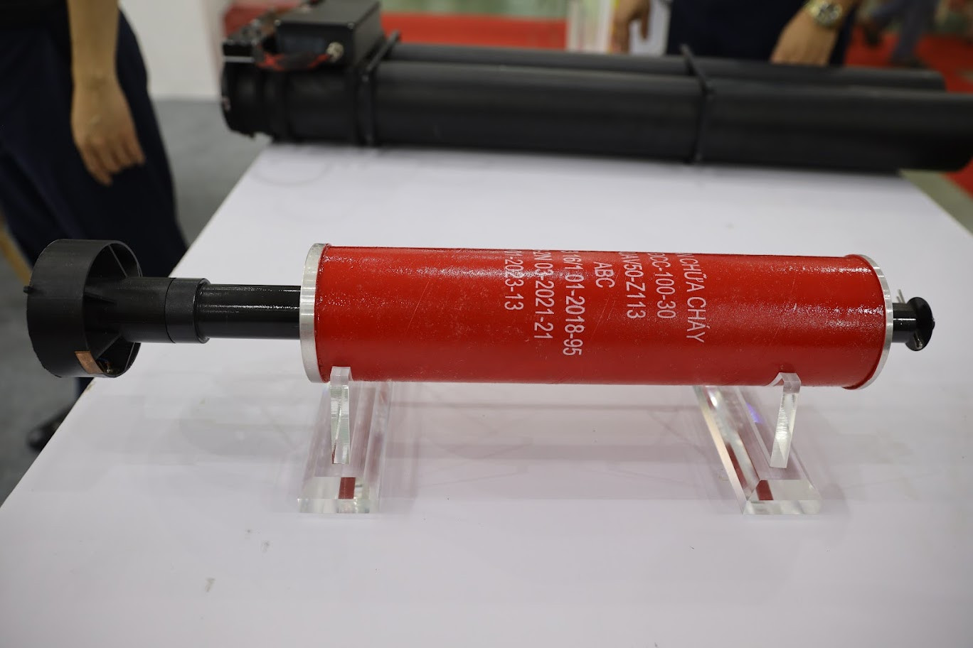 Đạn trong ống phóng chứa bột chữa cháy.